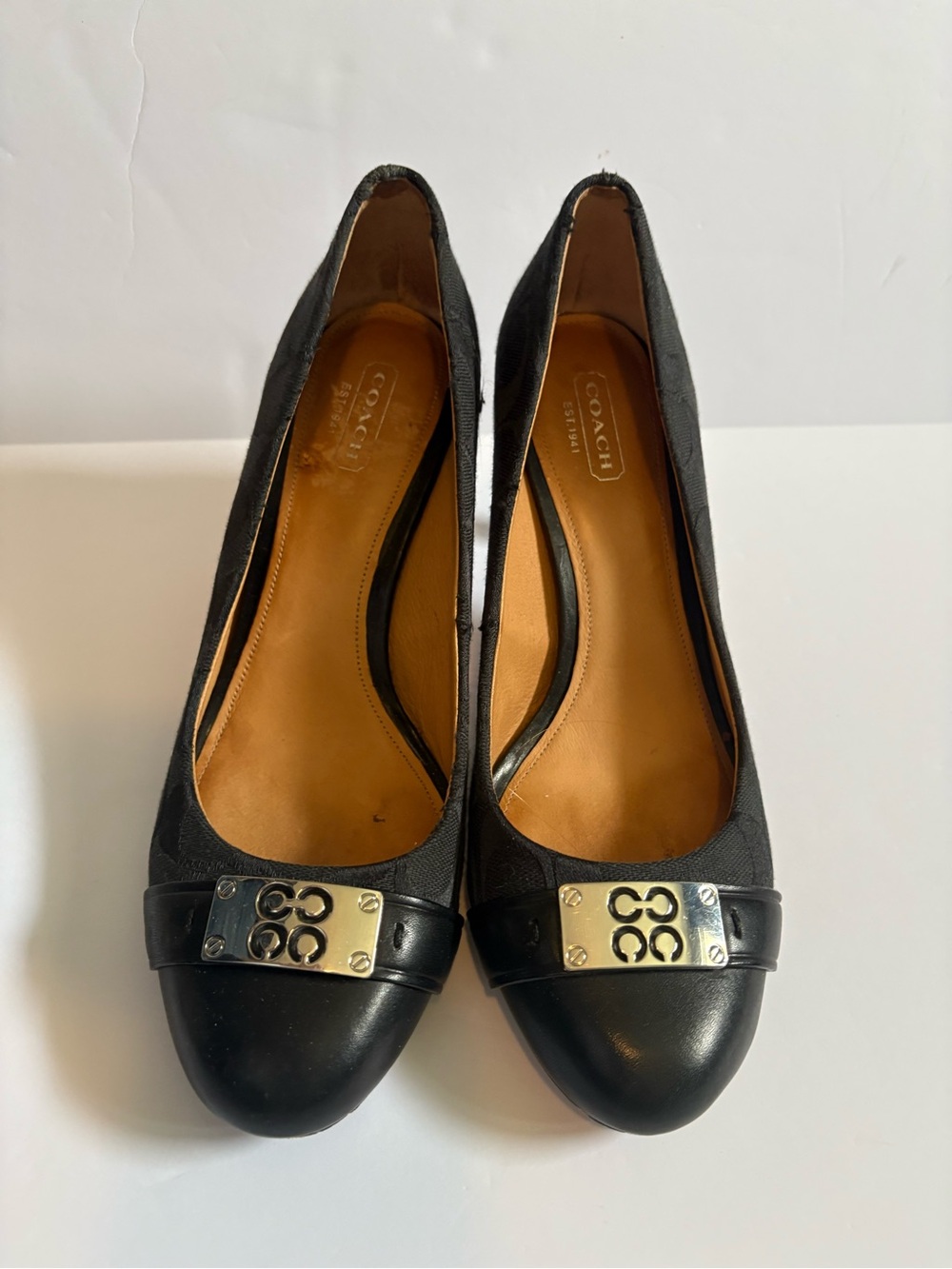 Coach Whitney Black Monogram Canvas & Leather Buckle Plaque Pumps Heels Sz 8.